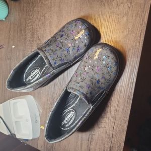 Floral nursing shoes slip resistant!